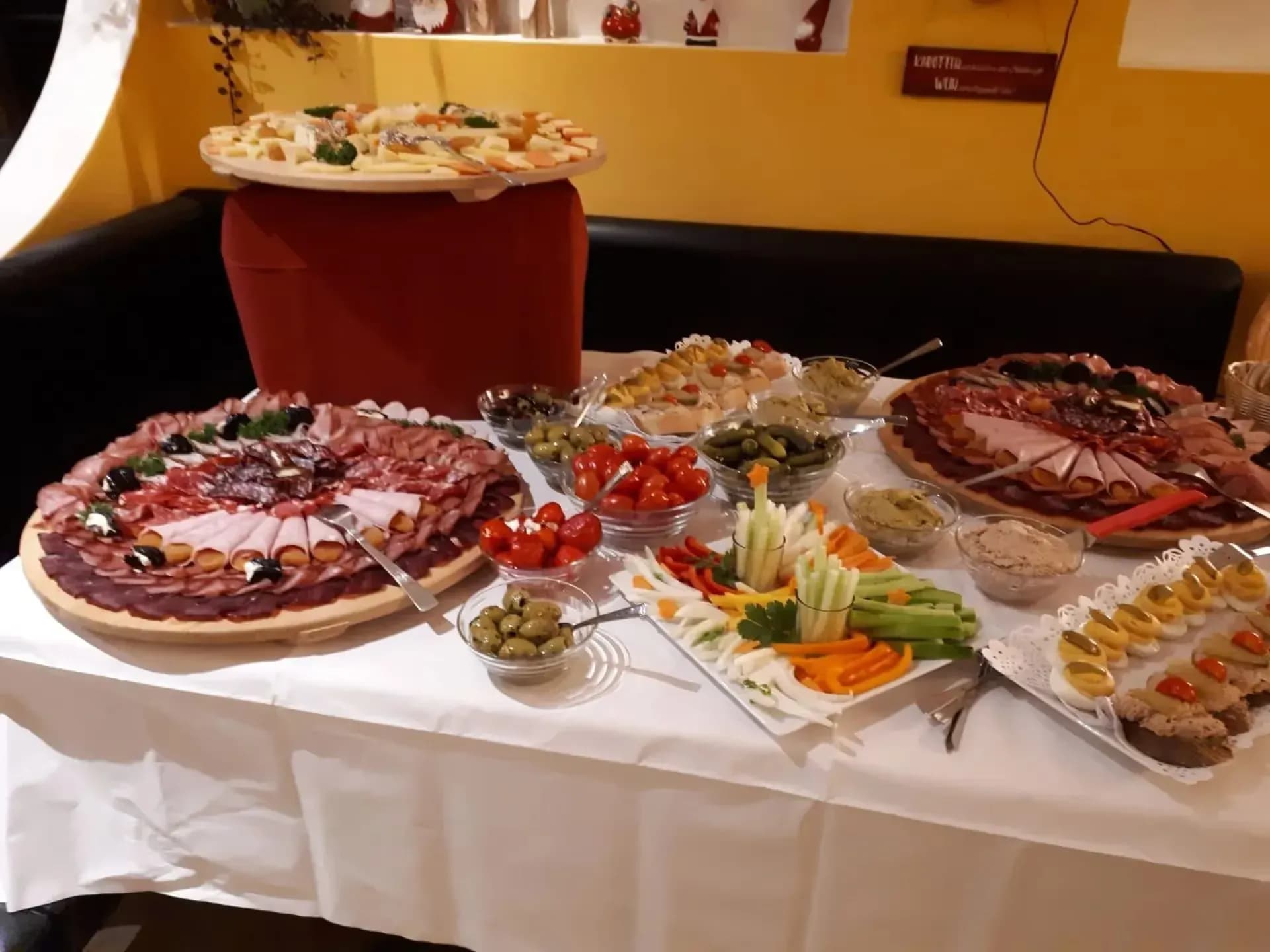 Buffet mit Aufschnitt, Käse, Oliven, Cherrytomaten, Gemüsesticks und Dips