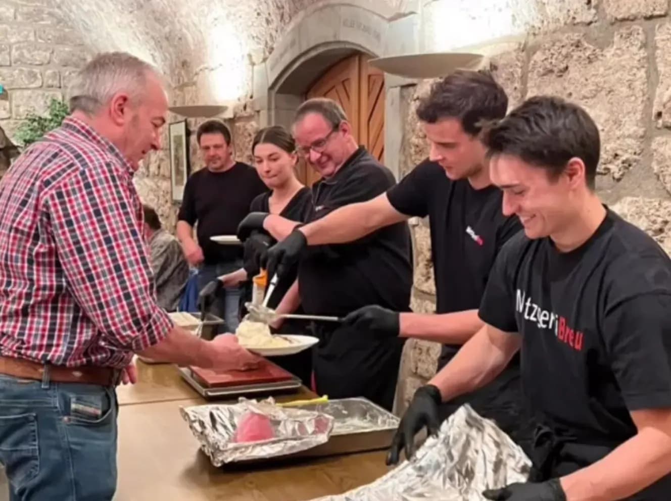 Mitarbeiter der Metzgerei Breu bedienen an der Frischtheke
