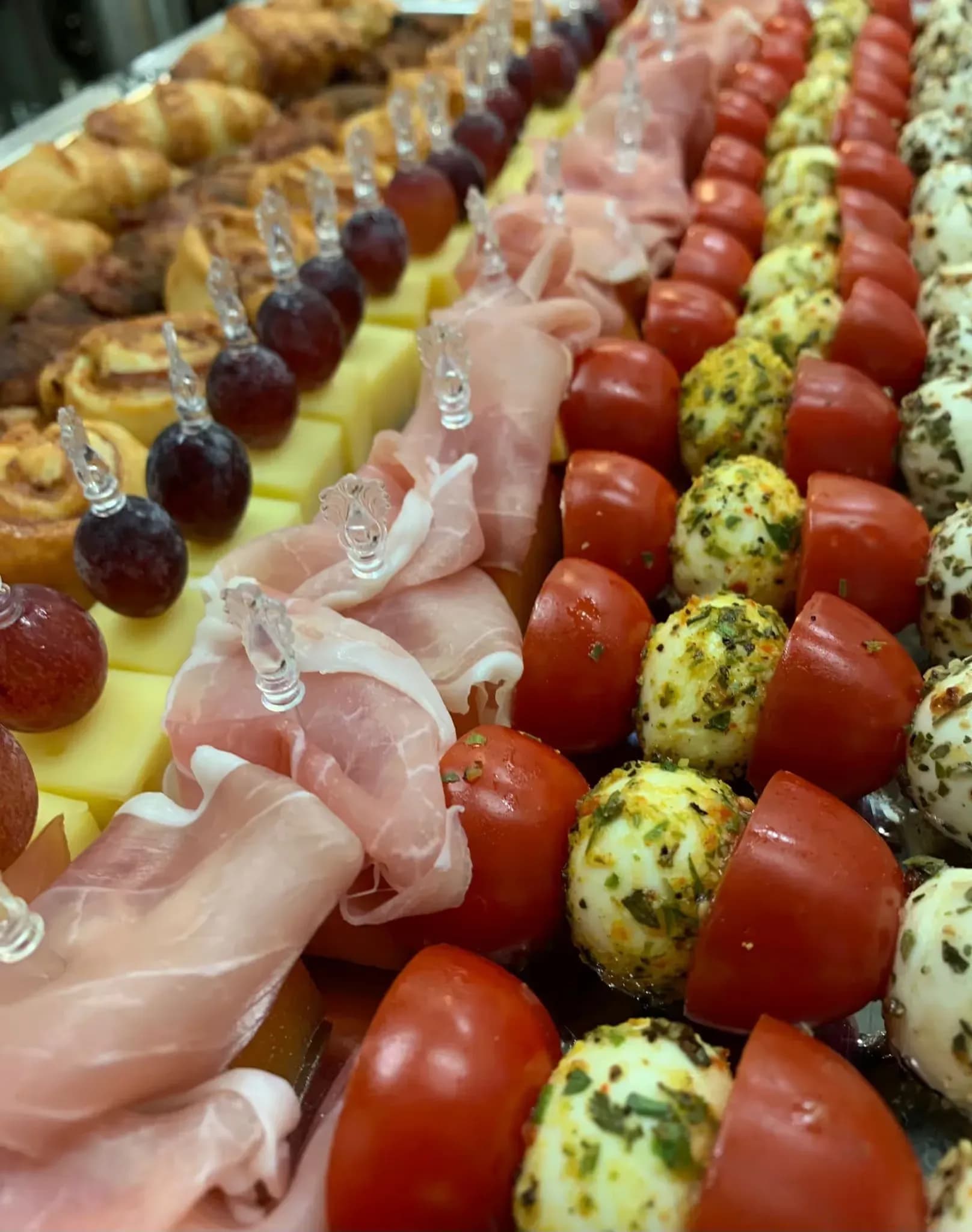 Belegtes Apérobrett mit Fleischspezialitäten
