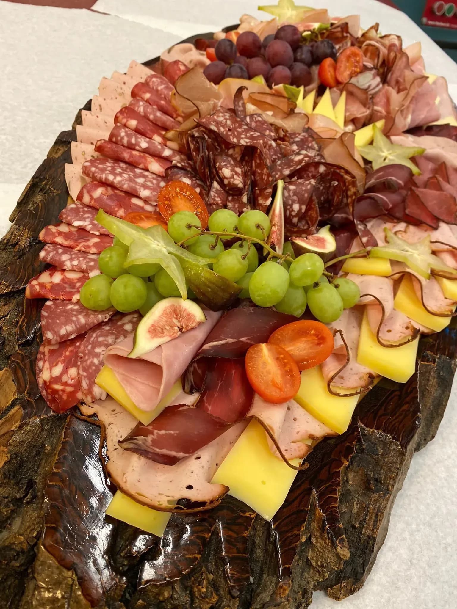 Fleischplatte mit Aufschnitt, Käse, Trauben und Feigen