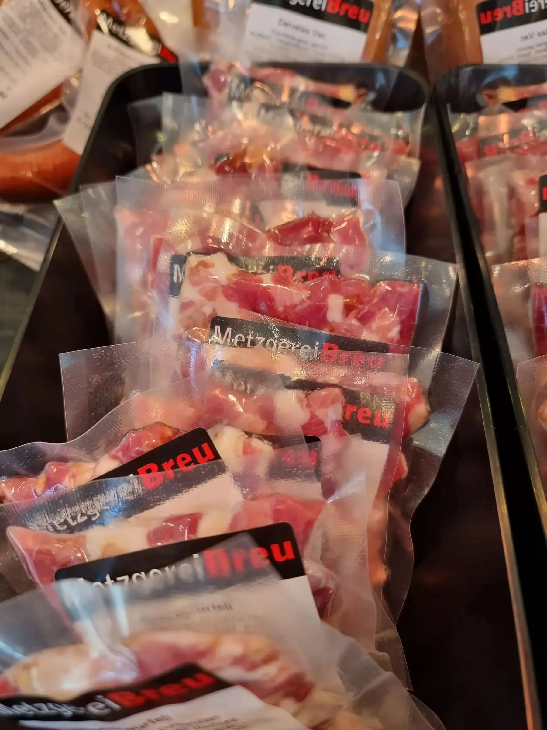Vakuumierte Packungen mit Trockenfleisch auf einem Tablett