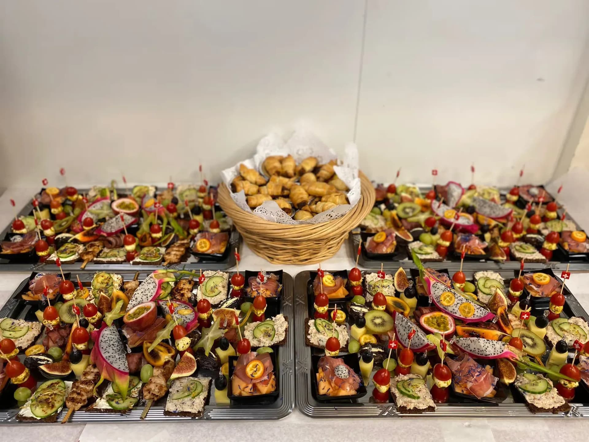 Apéroplatte mit Häppchen und Brotkorb aus der Metzgerei Breu