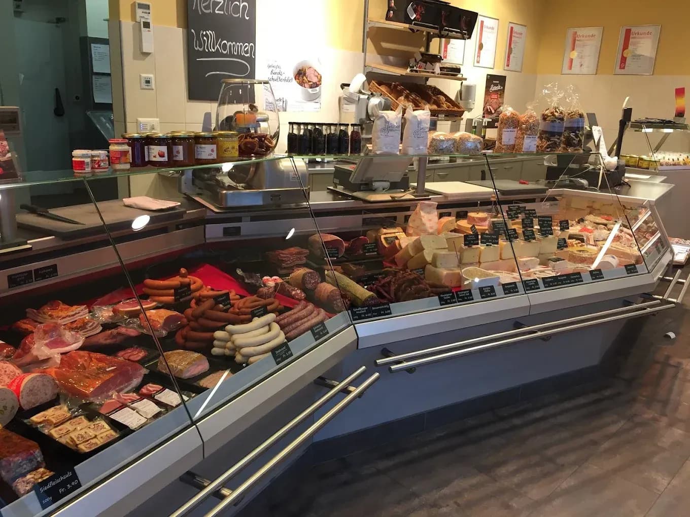 Frischtheke im Ladenlokal der Metzgerei Breu in Neunkirch